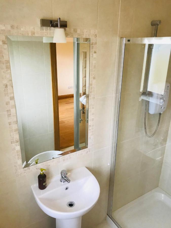 Oak Trees Corner Stylish , Relaxing , Getaway Apartment วิคโลว์ ภายนอก รูปภาพ